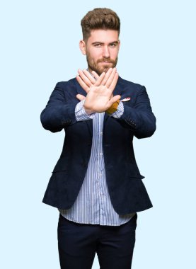 Genç yakışıklı bussines ret ifade geçiş silah ve avuç içi eksi işareti, kızgın surat yapıyor adamım