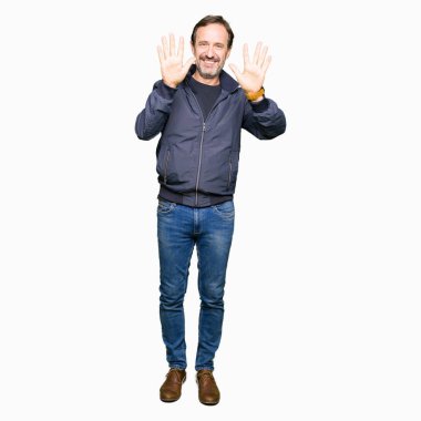 Orta yaş yakışıklı adam gösteren bir ceket giyiyor ve parmak sayısı on ile işaret ederken emin ve mutlu gülümseyen.