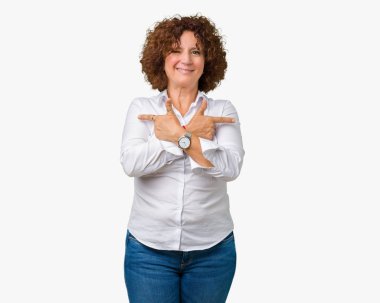 Güzel orta ager üst düzey businees kadın izole arka plan üzerinde işaretleme için her iki parmak, farklı yönde ile katılmıyorum