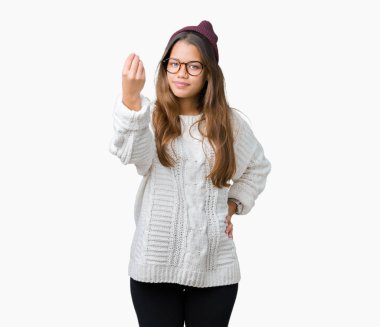 Genç güzel esmer hipster kadın gözlük ve kış şapka izole arka yapıyor İtalyan üzerinde el ve parmak emin ifadeyle jest