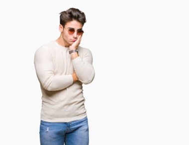 Yakışıklı delikanlı seyir yorgun ve bıkkın ile depresyon sorun Çapraz kollar ile izole arka plan düşünme üzerinde güneş gözlüğü takıyor.