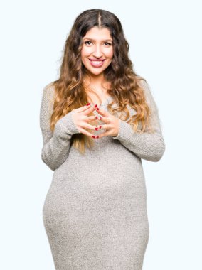 Elbise birlikte elleri ve parmakları kış giyen genç güzel kadın rahat ve neşeli gülümseyen geçti. Başarı ve iyimser