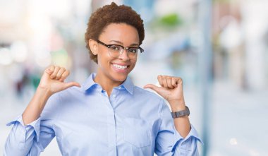 Genç güzel Afro-Amerikan iş kadını yüzünde gülümseme ile kendinden emin görünüyorsun, kendini gururlu ve mutlu parmakları ile işaret izole arka plan üzerinde.