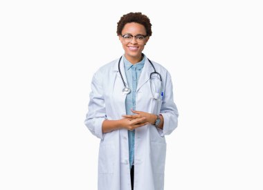 Birlikte izole arka plan eller üzerinde tıbbi ceket giyen genç Afro-Amerikan doktor kadın ve parmakları rahat ve neşeli gülümseyen geçti. Başarı ve iyimser