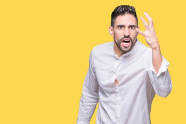 Genç iş adamı izole arka plan öfkeli ve sinirli sinirli ve öfke ile bağırarak süre öfkeli yumruk yükselterek üzerinde. Öfke ve agresif kavramı.