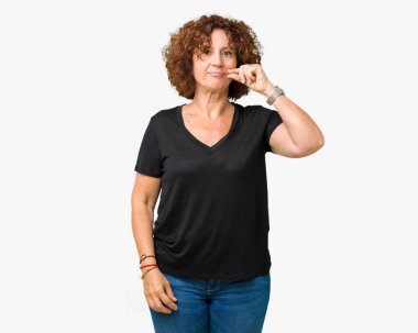 Izole arka plan ağız ve dudaklar üzerinde Güzel orta ager kıdemli kadın parmakları ile zip olarak kapatın. Gizli ve sessiz, tabu konuşma
