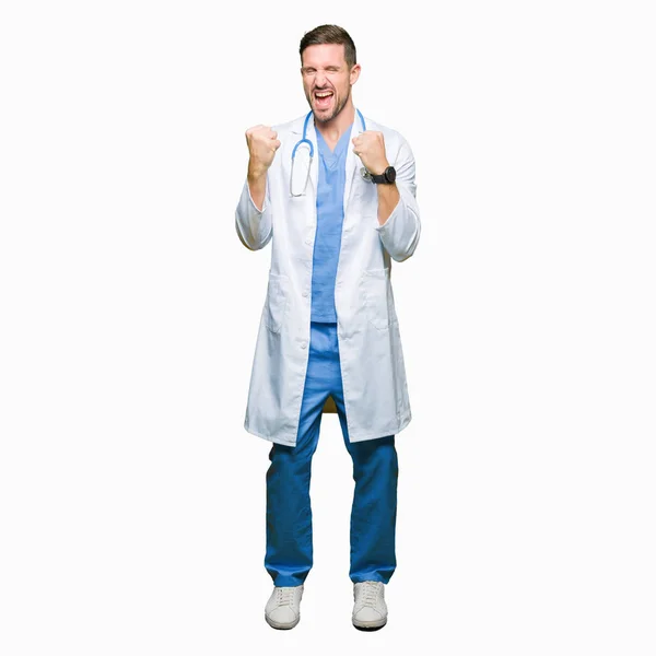 Przystojny Lekarz Człowiek Ubrany Uniform Medyczny Białym Tle Bardzo Szczęśliwy — Zdjęcie stockowe