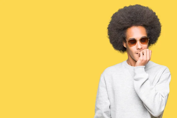 Joven Hombre Afroamericano Con Cabello Afro Usando Gafas Sol Que —  Fotos de Stock
