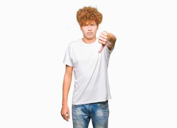 Jonge Knappe Man Met Afro Haar Het Dragen Van Casual — Stockfoto