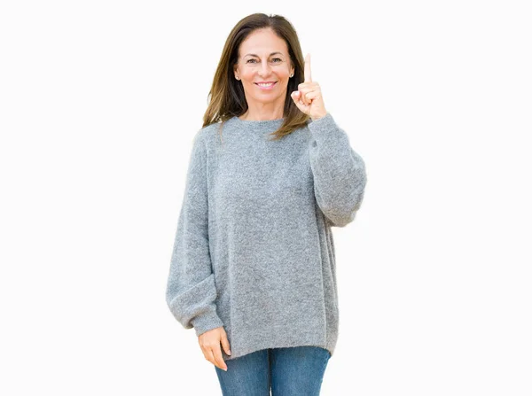 美丽的中年妇女穿着冬季毛衣在孤立的背景指向手指与成功的想法 退出和快乐 — 图库照片