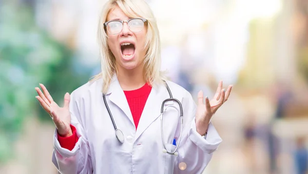 Junge Schöne Blonde Ärztin Medizinischer Uniform Über Isoliertem Hintergrund Verrückt — Stockfoto