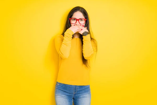 Mulher Bonita Morena Vestindo Óculos Vermelhos Sobre Fundo Isolado Amarelo — Fotografia de Stock