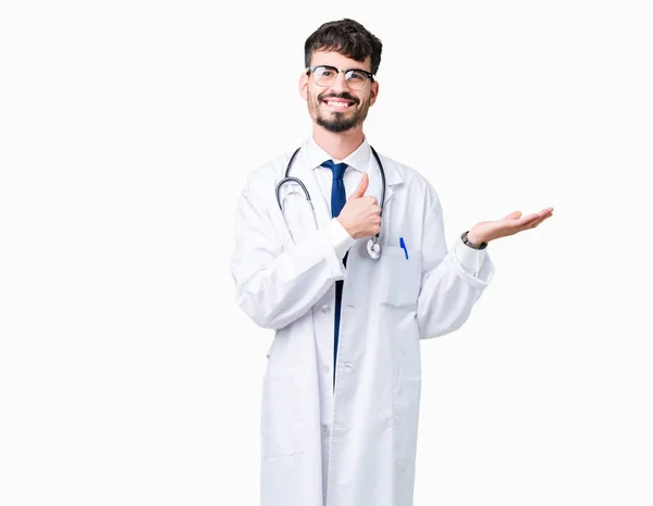 Giovane Medico Uomo Indossa Cappotto Ospedale Sfondo Isolato Mostrando Mano — Foto Stock