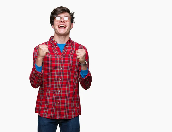 Joven Hombre Guapo Con Gafas Sobre Fondo Aislado Celebrando Sorprendido — Foto de Stock