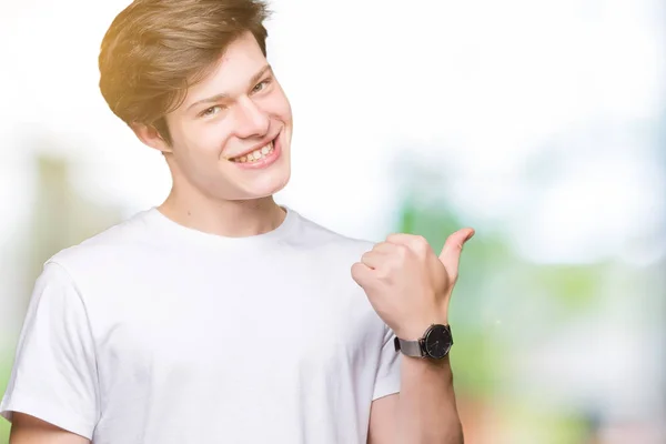 Jovem Bonito Homem Vestindo Casual Branco Shirt Sobre Isolado Fundo — Fotografia de Stock