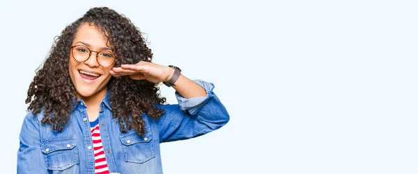 Mulher Bonita Nova Com Cabelo Encaracolado Usando Óculos Gesticular Com — Fotografia de Stock