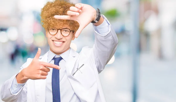 Jovem Cientista Bonito Homem Usando Óculos Sorrindo Fazendo Moldura Com — Fotografia de Stock
