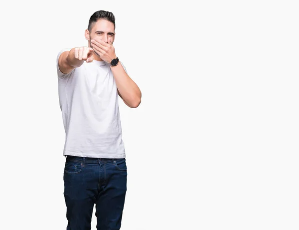 Hombre Guapo Vistiendo Camiseta Blanca Sobre Fondo Blanco Aislado Riéndose — Foto de Stock