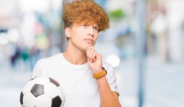 Genç Yakışıklı Adam Futbol Topu Tutan Ciddi Yüz Soru Hakkında — Stok fotoğraf