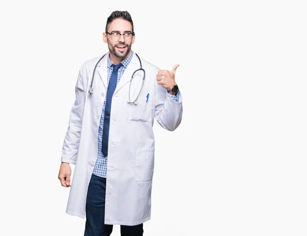 Pohledný Mladý Lékař Muž Nad Izolované Pozadí Usmívající Smajlík Pohledu — Stock fotografie