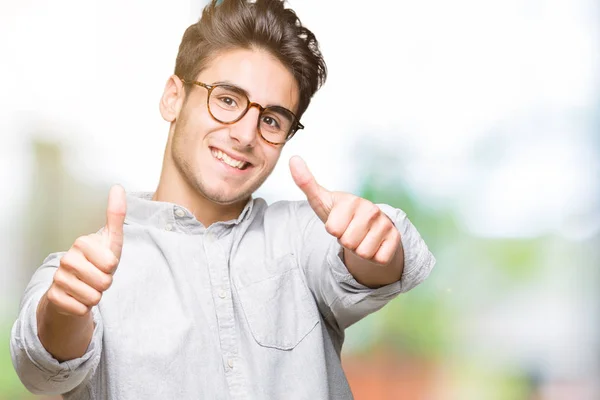 Mladý Pohledný Muž Nosí Brýle Izolované Pozadí Schvalování Dělá Pozitivní — Stock fotografie