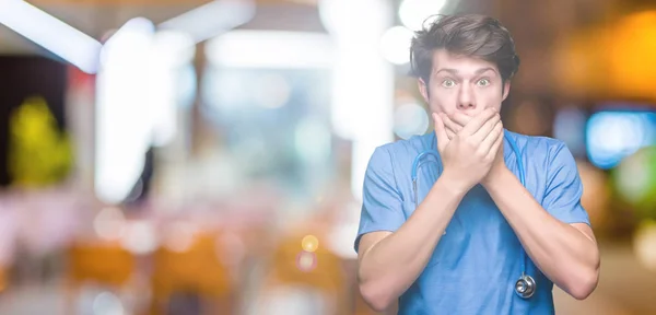 Junge Ärztin Medizinischer Uniform Über Isoliertem Hintergrund Schockiert Mund Mit — Stockfoto