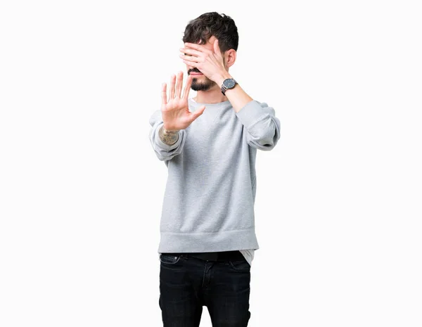 年轻的帅哥穿着运动衫在孤立的背景覆盖眼睛用手和做停止手势与悲伤和恐惧的表情 尴尬和消极的概念 — 图库照片