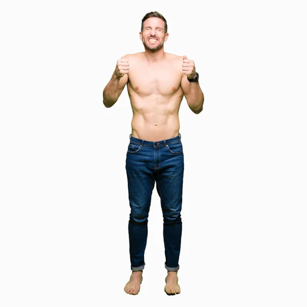 Όμορφος Άνδρας Shirtless Δείχνει Γυμνό Στήθος Ενθουσιασμένος Για Την Επιτυχία — Φωτογραφία Αρχείου