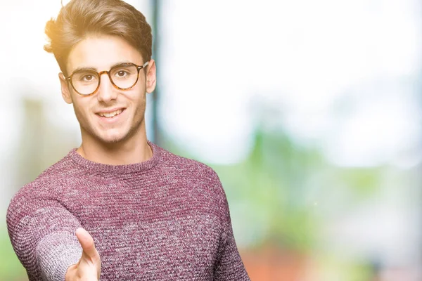 Jovem Homem Bonito Vestindo Óculos Sobre Fundo Isolado Sorrindo Amigável — Fotografia de Stock