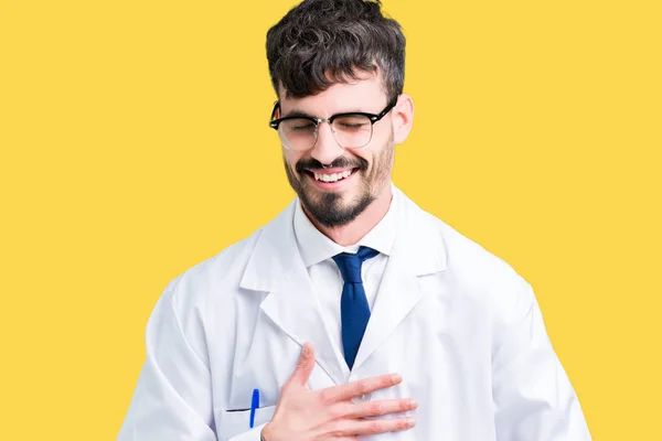 Junge Berufswissenschaftler Mann Mit Weißem Mantel Über Isoliertem Hintergrund Lächelt — Stockfoto