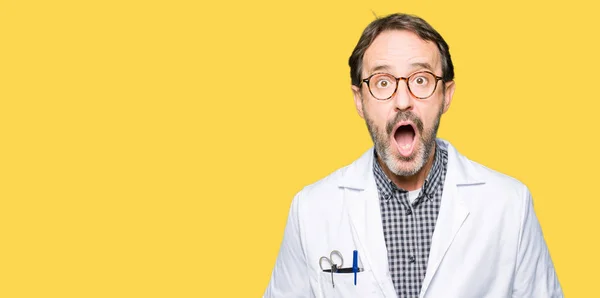 Männer Mittleren Alters Arztkittel Ängstlich Und Schockiert Mit Überraschtem Gesichtsausdruck — Stockfoto
