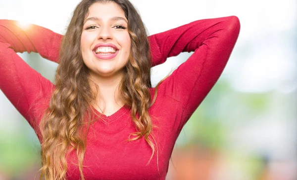 Giovane Bella Donna Indossa Maglione Rosso Relax Stretching Con Braccia — Foto Stock