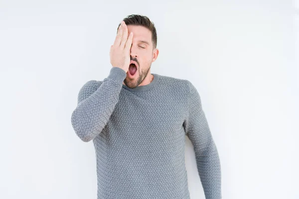 Jovem Homem Bonito Vestindo Camisola Casual Sobre Fundo Isolado Bocejo — Fotografia de Stock