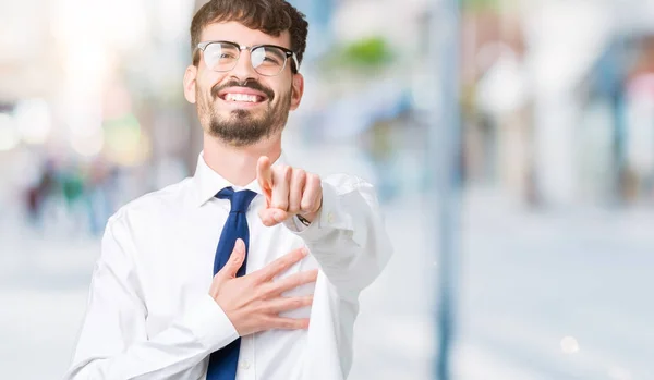 Jonge Knappe Business Man Dragen Bril Geïsoleerde Achtergrond Lachend Van — Stockfoto