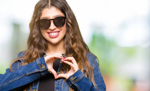 Joven Hermosa Mujer Con Gafas Sol Sonriendo Amor Mostrando Símbolo — Foto de Stock