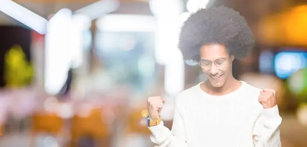 Giovane Uomo Afro Americano Con Capelli Afro Indossare Occhiali Molto — Foto Stock