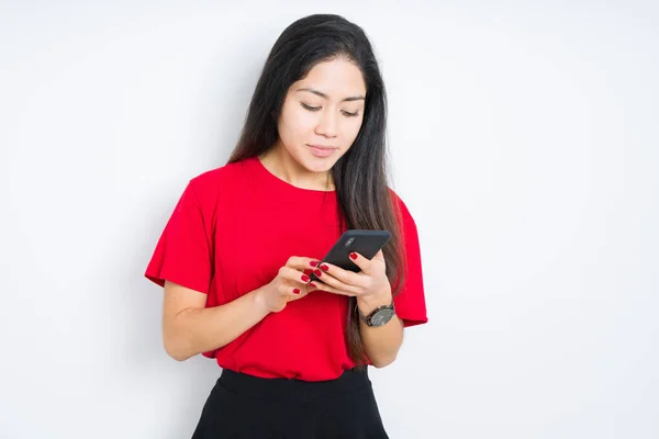 Jeune Femme Brune Utilisant Smartphone Sur Fond Isolé Avec Une — Photo