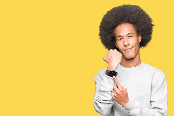 Junger Afrikanisch Amerikanischer Mann Mit Afro Haaren Trägt Eile Ein — Stockfoto