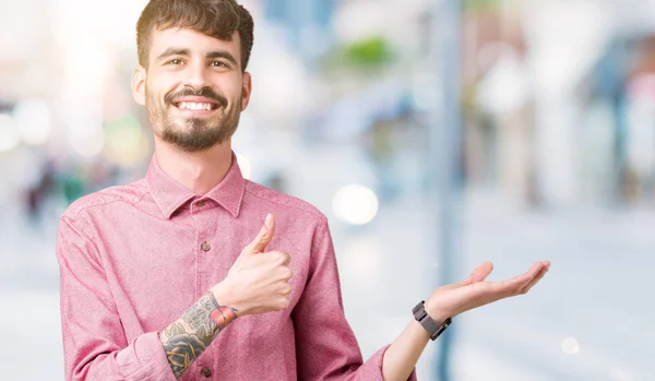 Joven Hombre Guapo Con Camisa Rosa Sobre Fondo Aislado Mostrando — Foto de Stock