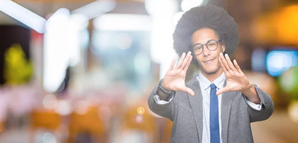 Młody African American Business Man Afro Włosy Noszenie Okulary Uśmiechnięty — Zdjęcie stockowe