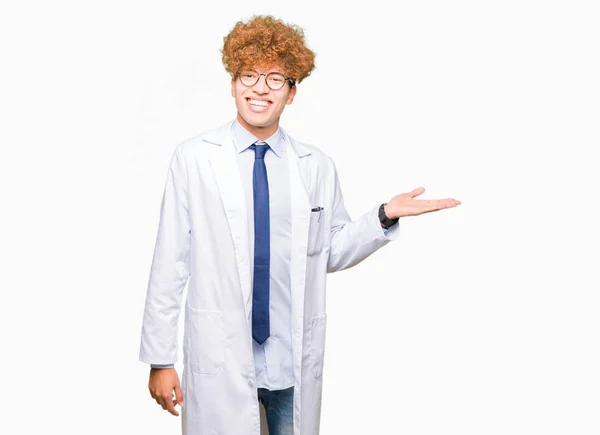Mladý Vědec Pohledný Muž Nosí Brýle Úsměvem Veselá Prezentaci Polohovací — Stock fotografie
