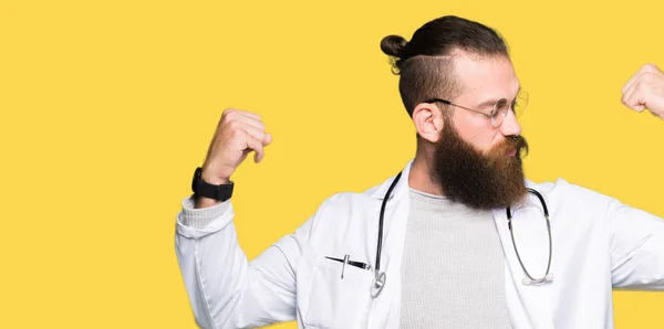 Młody Blond Lekarz Człowiek Brodą Nosić Płaszcz Medyczny Pokazując Mięśnie — Zdjęcie stockowe