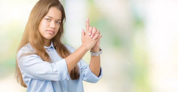 年轻美丽的黑发女商人在孤立的背景拿着象征性的枪与手的手势 玩杀人射击武器 愤怒的脸 — 图库照片