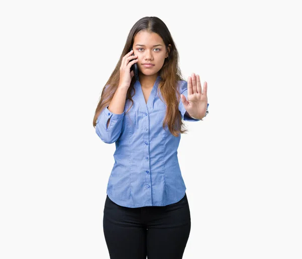 Junge Schöne Brünette Geschäftsfrau Spricht Auf Dem Smartphone Über Isolierten — Stockfoto