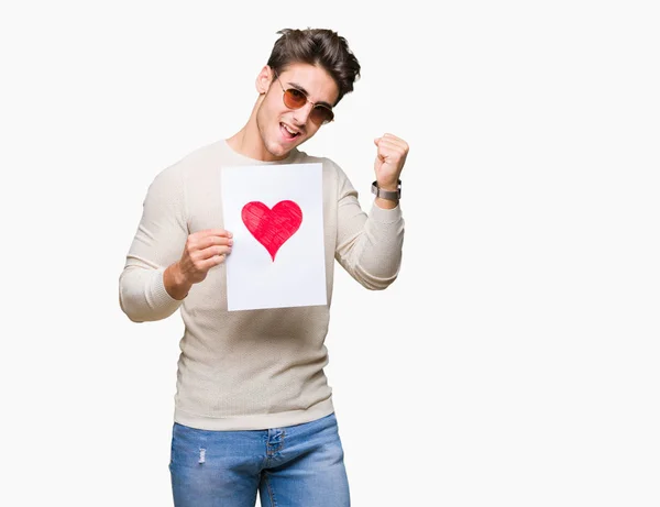 Joven Hombre Guapo Sosteniendo Tarjeta Con Corazón Rojo Sobre Fondo — Foto de Stock