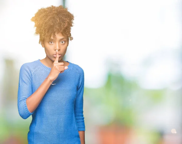 Mooie Jonge Afro Amerikaanse Vrouw Geïsoleerde Achtergrond Vragen Stil Met — Stockfoto