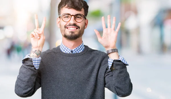 Ung Vacker Smart Man Bär Glasögon Över Isolerad Bakgrund Visar — Stockfoto