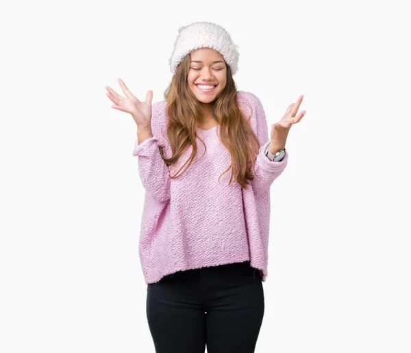 Joven Mujer Morena Hermosa Con Suéter Sombrero Invierno Sobre Fondo —  Fotos de Stock