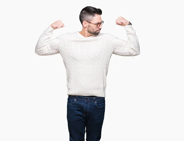 年轻英俊的男人戴着眼镜在孤立的背景显示手臂肌肉微笑自豪 健身理念 — 图库照片