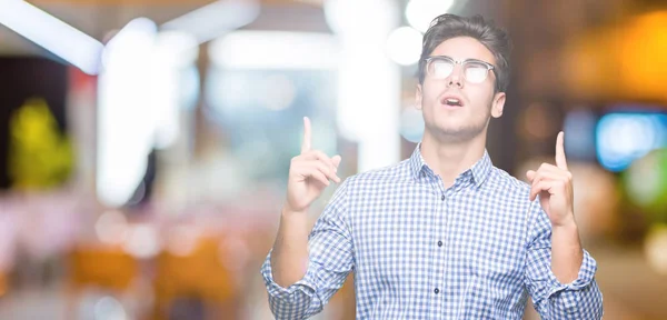 Joven Hombre Guapo Con Gafas Sobre Fondo Aislado Asombrado Sorprendido —  Fotos de Stock